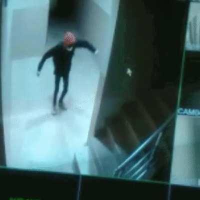 Apartman kamerasında Buldum..