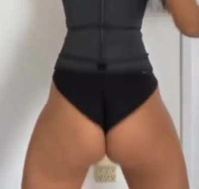 🍑 this video was already posted but I zoomed it &amp;amp; slowed it down👌🏿 enjoy!