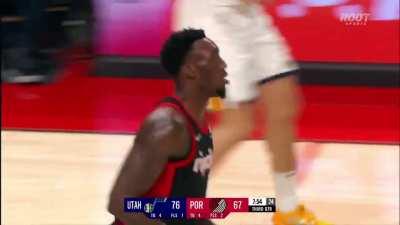 [Highlight] Nassir Little streaks up the floor after the missed free throw and no one is back in time to deny him the slam