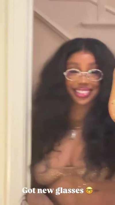 “Got new glasses 🤓” SZA via IG Stories.