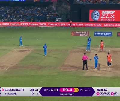 Ravindra Jadeja telling his teammates to atleast defend/stop 1 ball