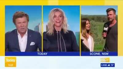 Всегда весело, когда левый чувак влезает в прямой эфир