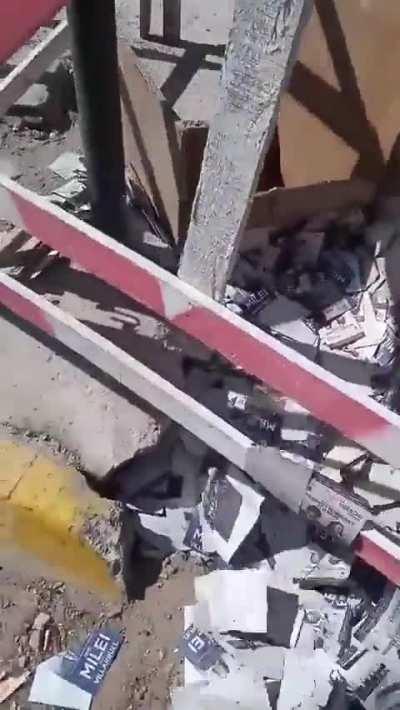 Se encuentran boletas de la libertad Avanza tiradas en diferentes partes del pais