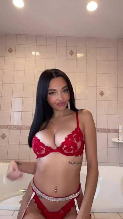 Do u like girls with real tits ? link in the comments