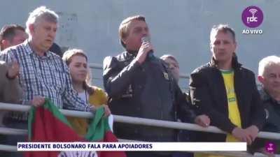 Bolsonaro acusa Ministro Barroso de ser defensor de pedófilos