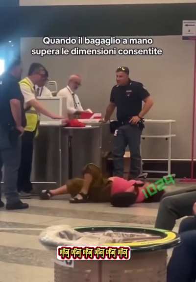 Woman went hysterical when the airport staffs informed her that her baggage is overweight