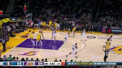 [Highlight] Kyrie pulls up on Rui with no hesitation as the Mavs lead by 19!