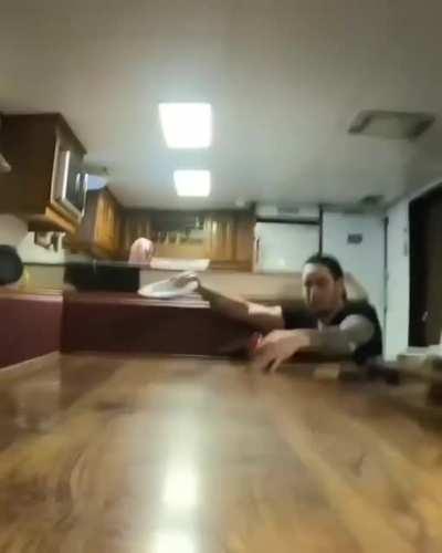 Trabalhar em um barco.