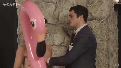 Музей Эрарта (СПб) сняли ряд прикольных роликов с челом из КВН. Скачал видосик, а ссылочка на Ютьюбчик в комментарийчиках.