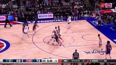 [HIGHLIGHT] Killian Hayes rides for the dunk in front of Rudy Gobert