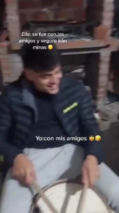 el vecino buscando por donde están pasando el Jesús María 🤔