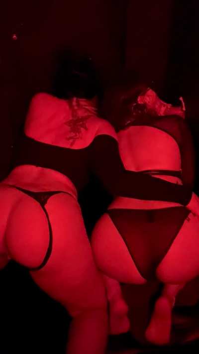 It’s Friday and it’s girls night out, you know what that means 😉🍆💦