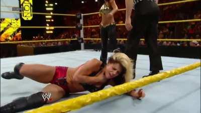 Maxine chokes Kaitlyn out!