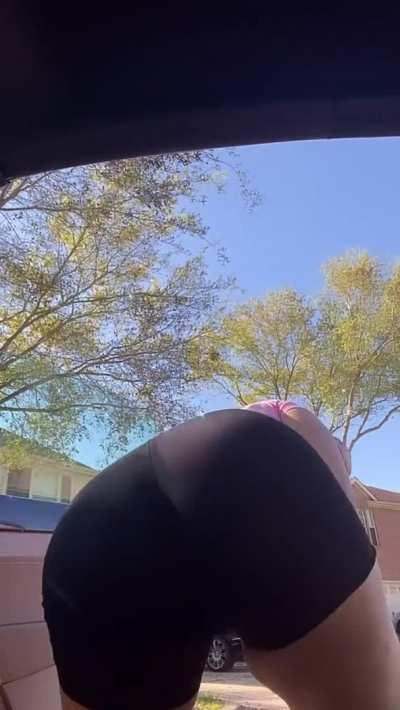 She knows how to shake her thicc ass (IG)