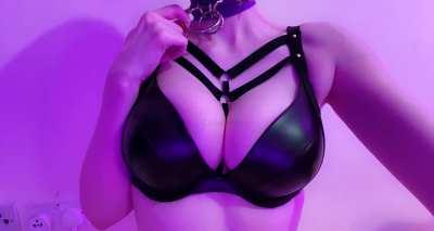 Does this choker on my tiny pale neck make you wanna fuck me? 🖤