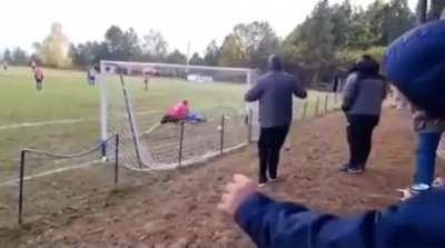 Why I love lowest rank football, nowhere else to see this brilliance...