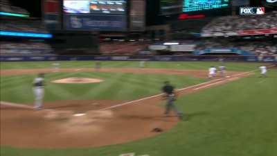 [Highlight] [Highlight] The Yankees catch Pillar sleeping on the dropped third strike, Higashioka nails him at first with a perfect strike