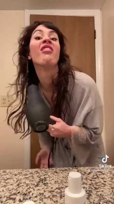 A pretty girl making “funny” faces 😍 Revolutionary