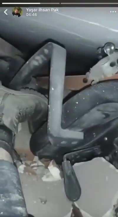 There was just a very powerful earthquake in Turkey. 7.9. Someone trapped in the rubble of a collapsed building published this footage on social media in the hope of getting saved.