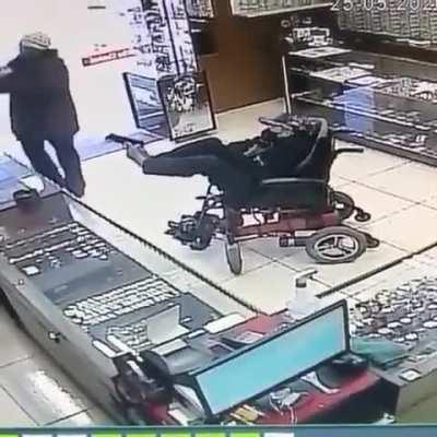 This guy robbed a jewellery store without arms