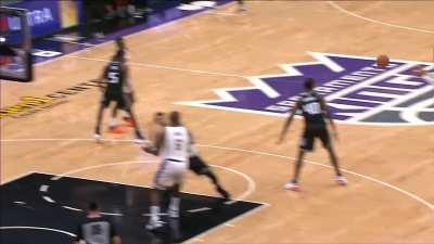 [Highlight] Lebron hits Keegan Murray in the nose and gets called for an offensive foul. De'Aaron Fox makes the 19-foot step back jumpshot to give the Kings the lead.