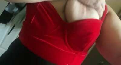 I like yo thing my top is working hard to keep them contained