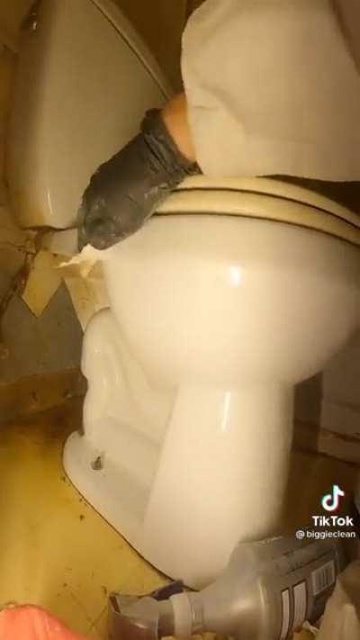 Cleaner shows us what 20 years of chain smoking does to an apartment