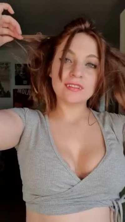 im gonna show you my boobs now if you subs for free 🤗🥵