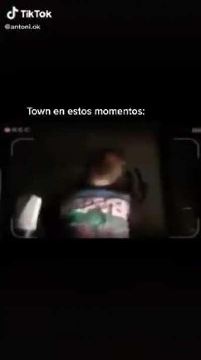 Town es el hombre morado