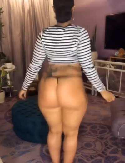 She gives a standing ovation… with no hands