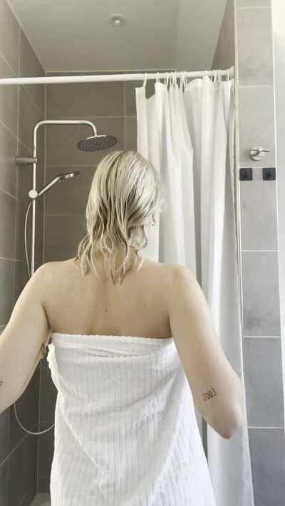 Who ordered a fuckdoll here?