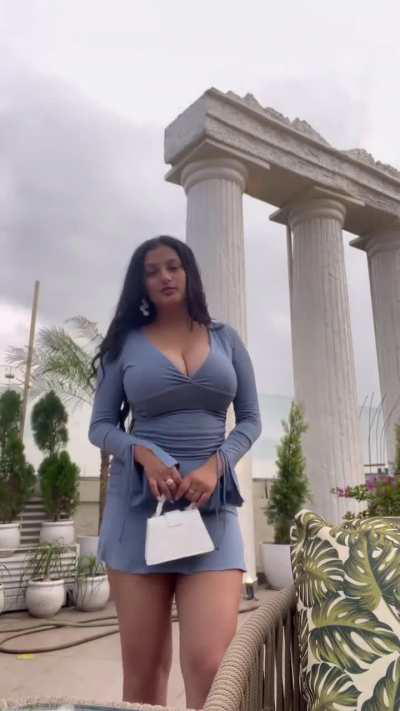 2 Big Reason to follow her ✊💦