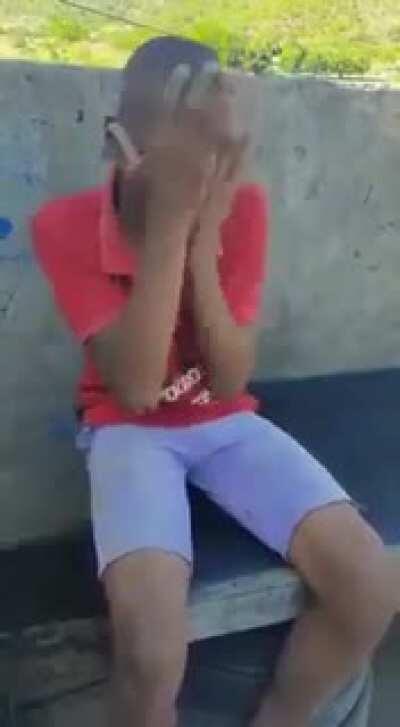 Gato brigando com cachorro 🤑