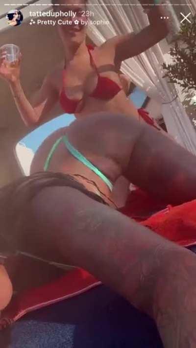 Holly and friends a thread 😳😩