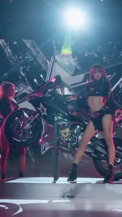 Stunning Lisa arrived on the runway in style and completely rocked the house! 🏍️ Let's ride the bike on the Victoria’s Secret Fashion Show 2024! 🤘