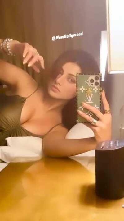 Urvashi Rautela tight boobs