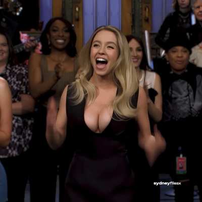 Sydney sweeny trying not to distract you💕