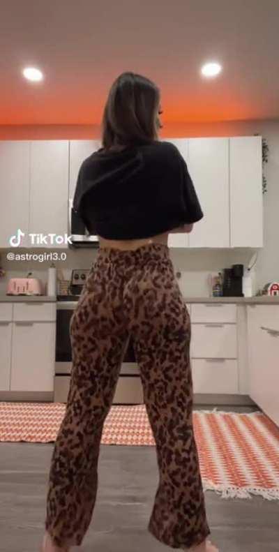 astrogirl3.0 jiggling 🥶