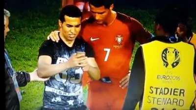 This superstar waiting for his fan’s phone to work