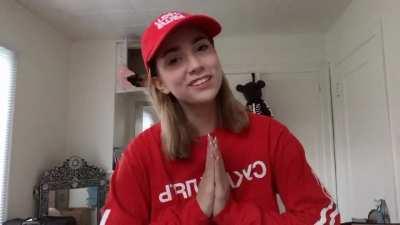 Pewdiepie'ye abone olun diyen kız.