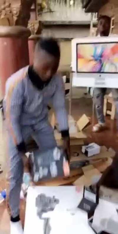 Netflix подарил малобюджетным имитаторам фильмов из Африки оборудование для создания фильмов (это походу те ребята что летали на вертолётах