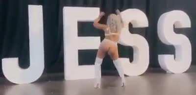 Jess Hilarious throwing that ass🍑