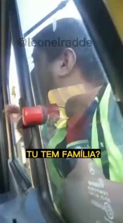 Movimento pacífico? Veja como um irmão caminhoneiro tenta convencer o colega a participar dos protestos golpistas