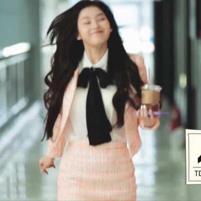 She can't even walk without being cute af