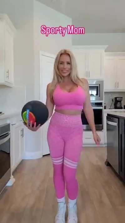 Choose what mommy you want gooner! This gonna be fun