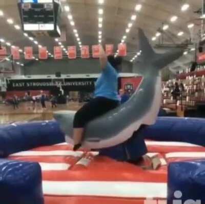 Tão fazendo o espanta tubarão na vida real