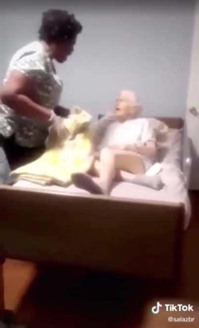 I feel so sorry for this old lady... 😢