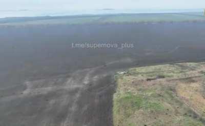 A pretty interesting drone duel in eastern Ukraine between a Ukrainian and Russian dji drone. The Ukrainian one is recording.