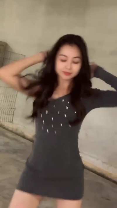 Wish she used that hips for the real purpose 🥵🥵