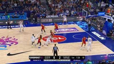 [Highlight] Dennis Schroder runs the PnR with Daniel Theis who finishes with the dunk to give Germany a quick 8-2 lead against Montenegro